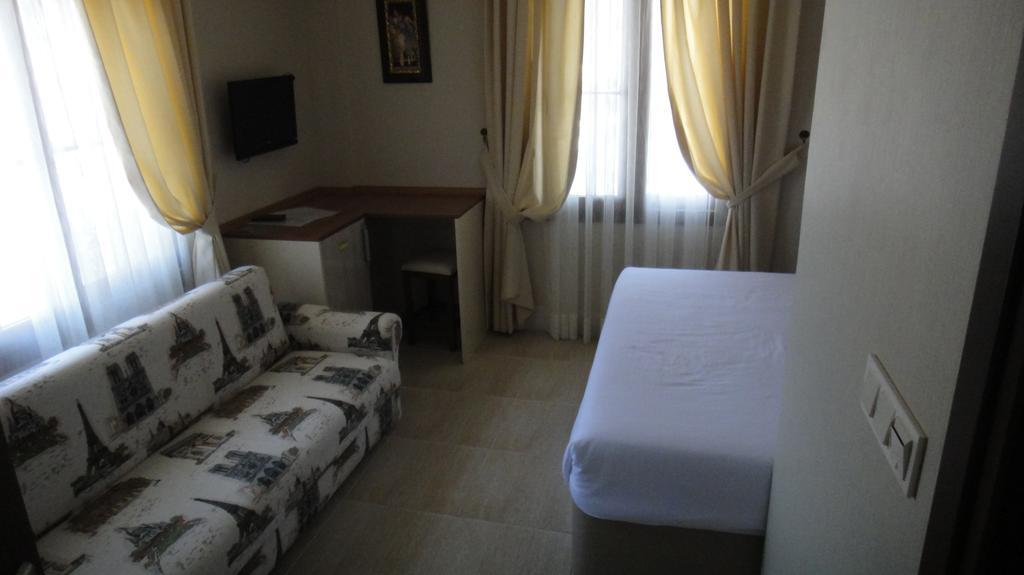 Golden Stone Butik Otel Çeşme Værelse billede